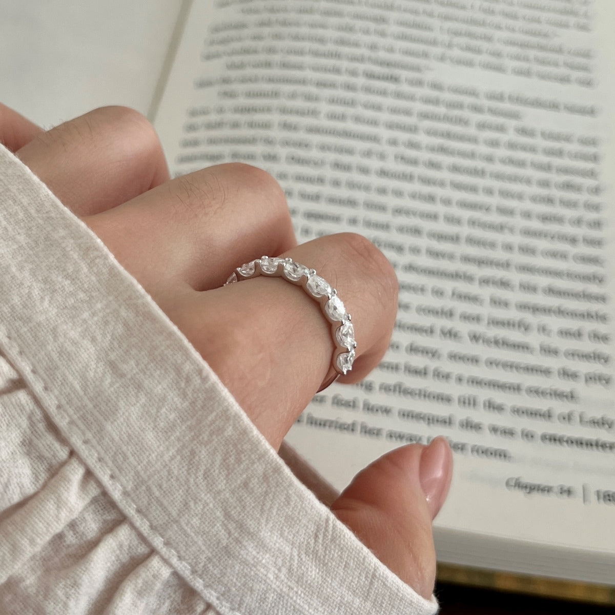 Anillo media alianza de moissanitas 1,8 ct en plata