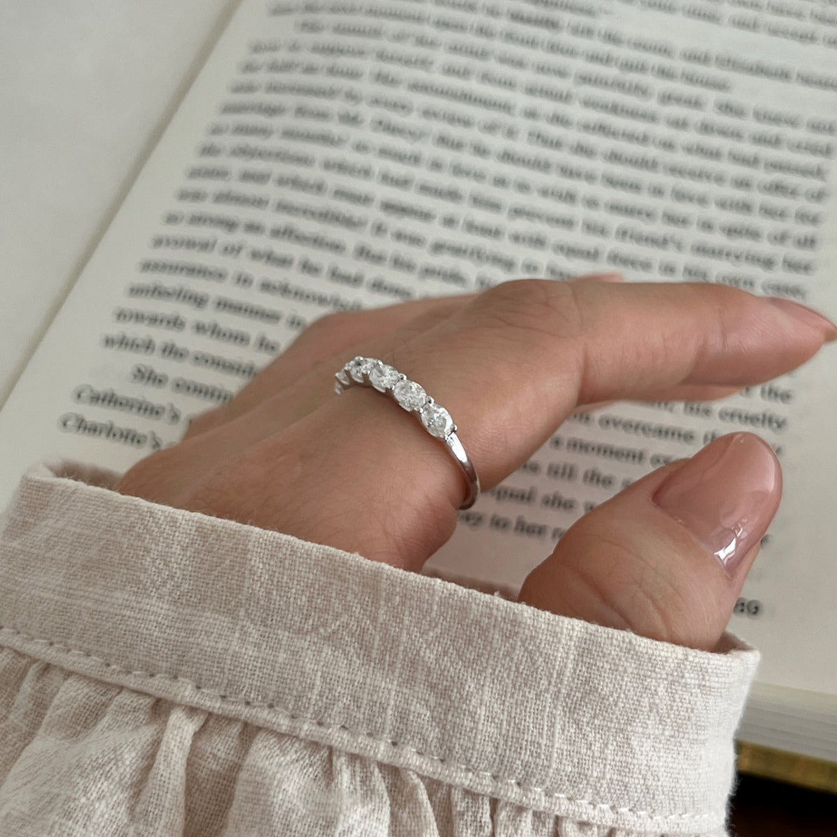 Anillo media alianza de moissanitas 1,8 ct en plata