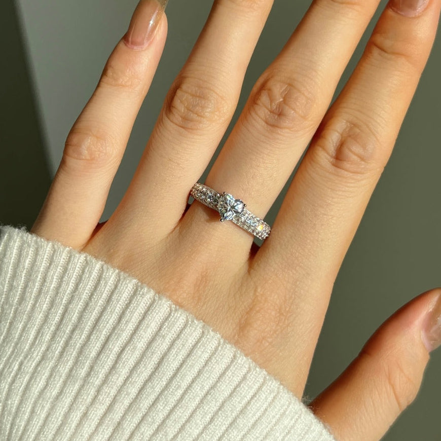 Anillo con corazón de moissanita 0,8 ct en plata
