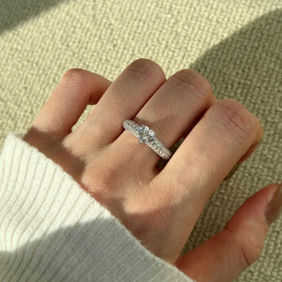 Anillo con corazón de moissanita 0,8 ct en plata