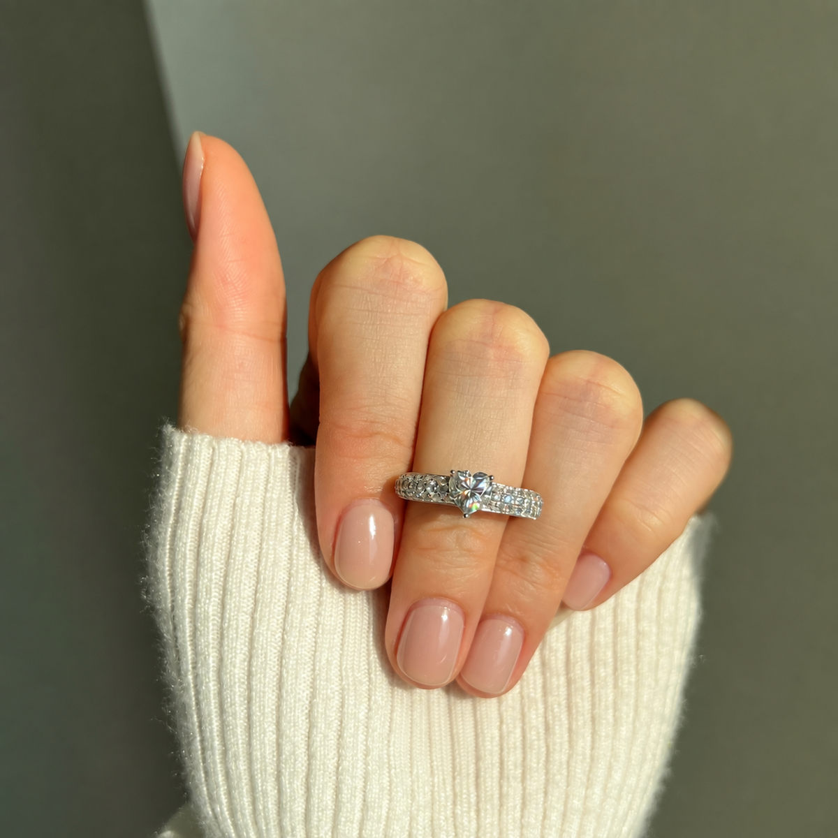 Anillo con corazón de moissanita 0,8 ct en plata
