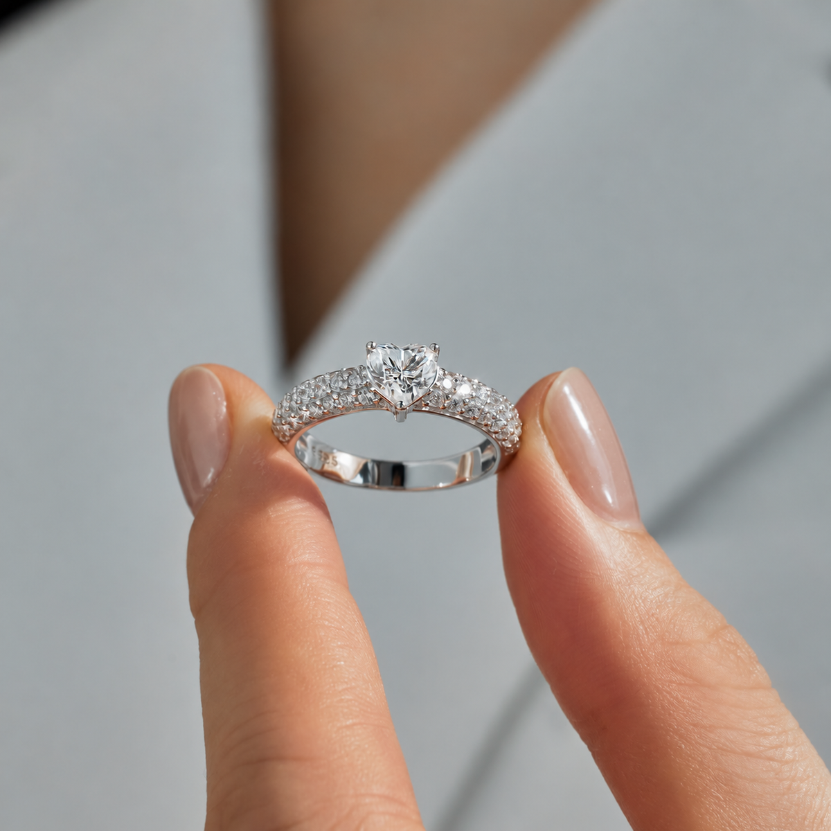 Anillo con corazón de moissanita 0,8 ct en plata