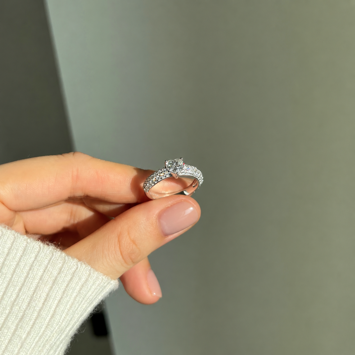 Anillo con corazón de moissanita 0,8 ct en plata