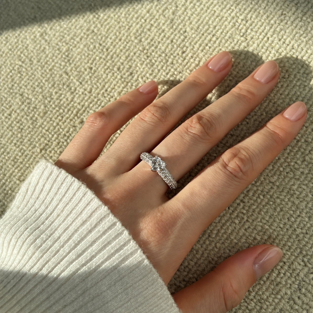 Anillo con corazón de moissanita 0,8 ct en plata