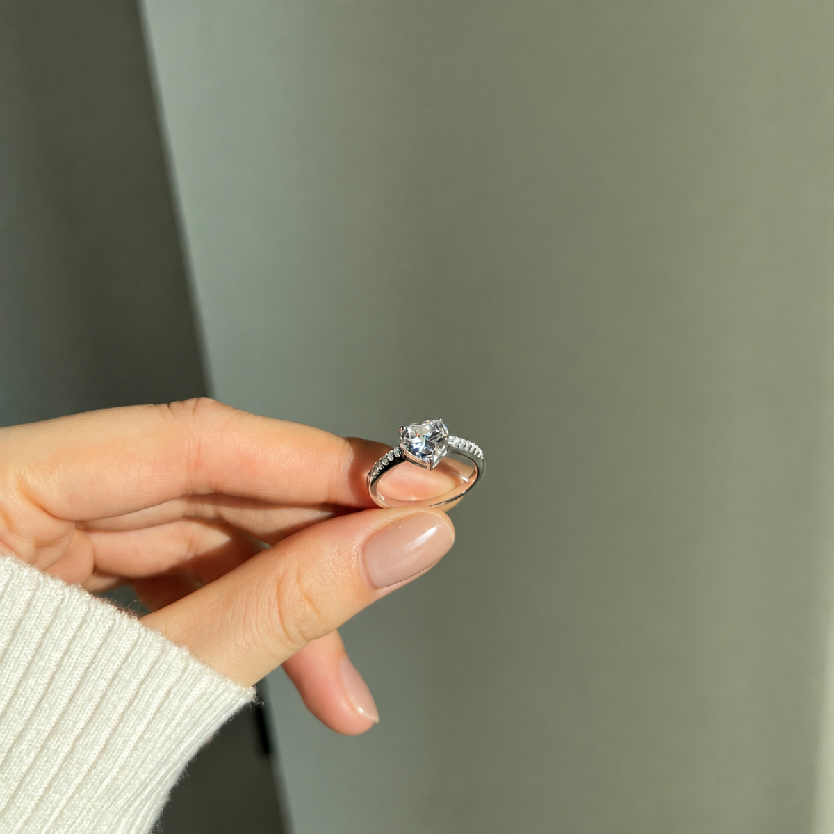 Anillo con corazón de moissanita 2 ct en plata
