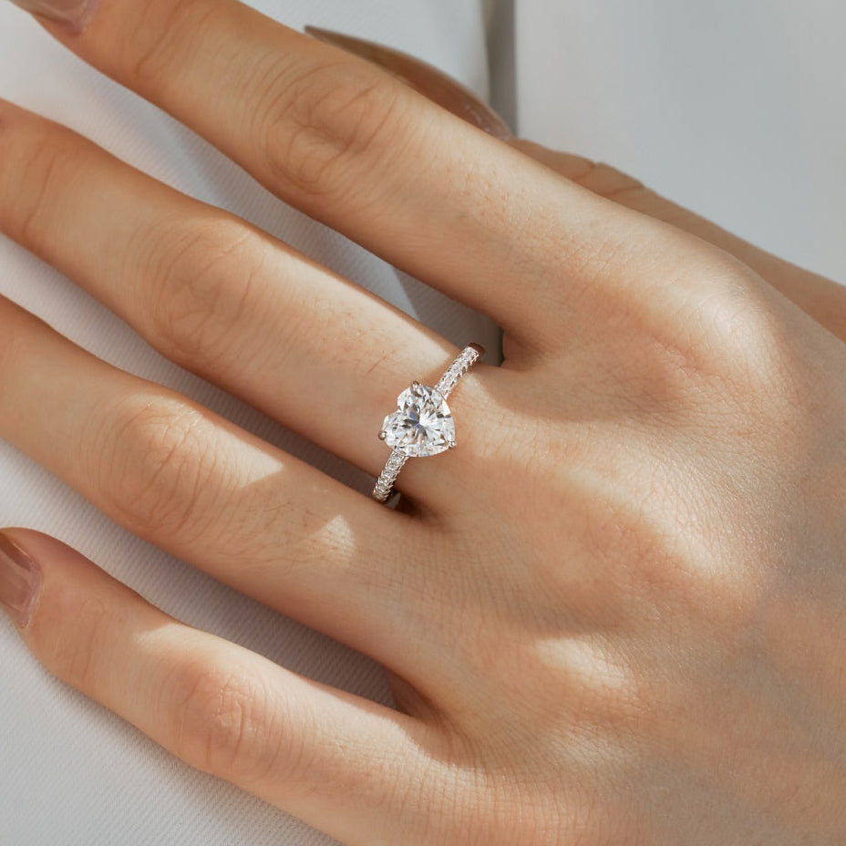 Anillo con corazón de moissanita 2 ct en plata