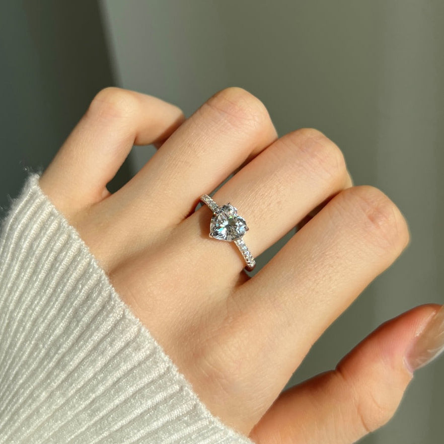 Anillo con corazón de moissanita 2 ct en plata