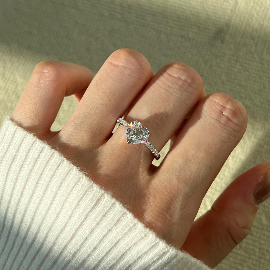 Anillo con corazón de moissanita 2 ct en plata
