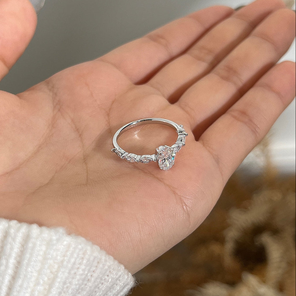 Anillo con piedra central oval de moissanita 0,8 ct en plata
