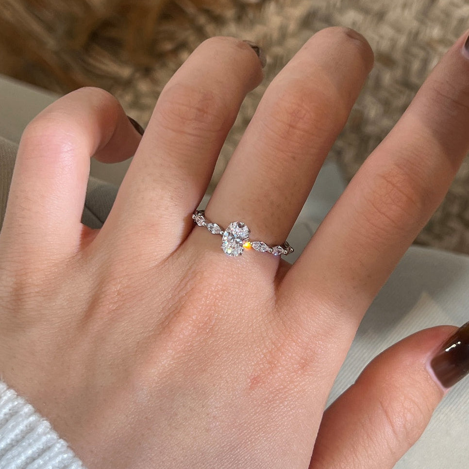 Anillo con piedra central oval de moissanita 0,8 ct en plata