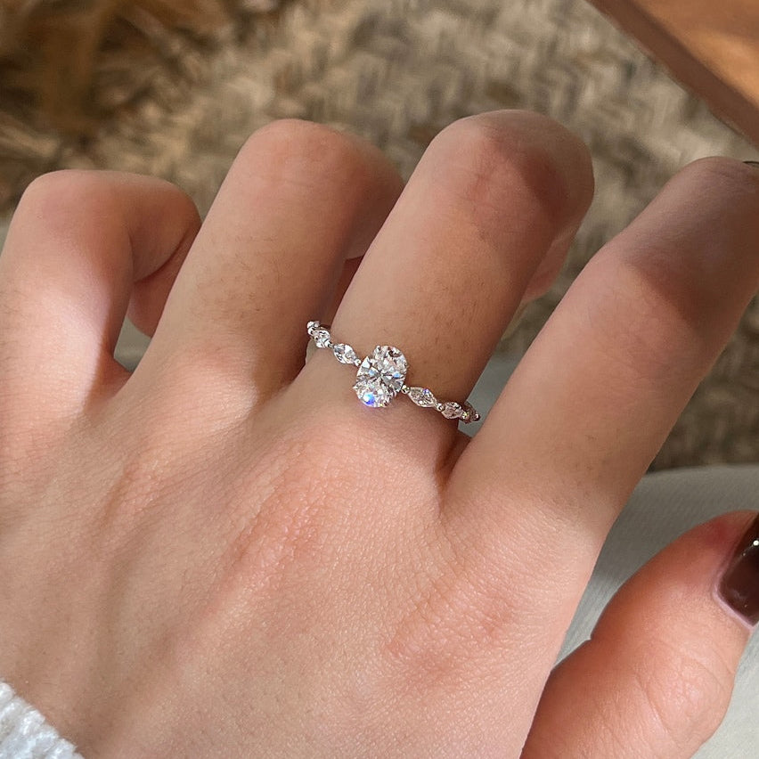 Anillo con piedra central oval de moissanita 0,8 ct en plata