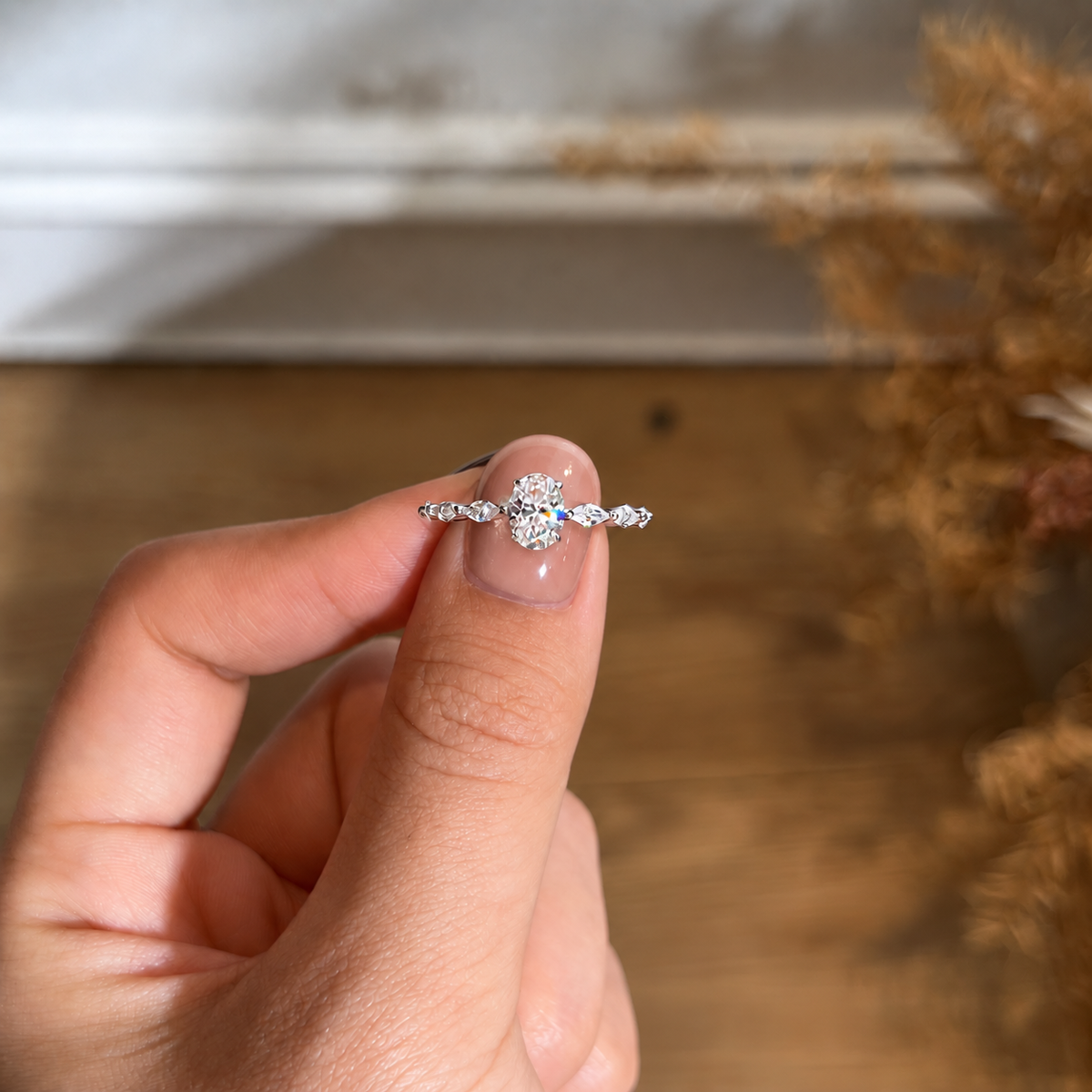Anillo con piedra central oval de moissanita 0,8 ct en plata