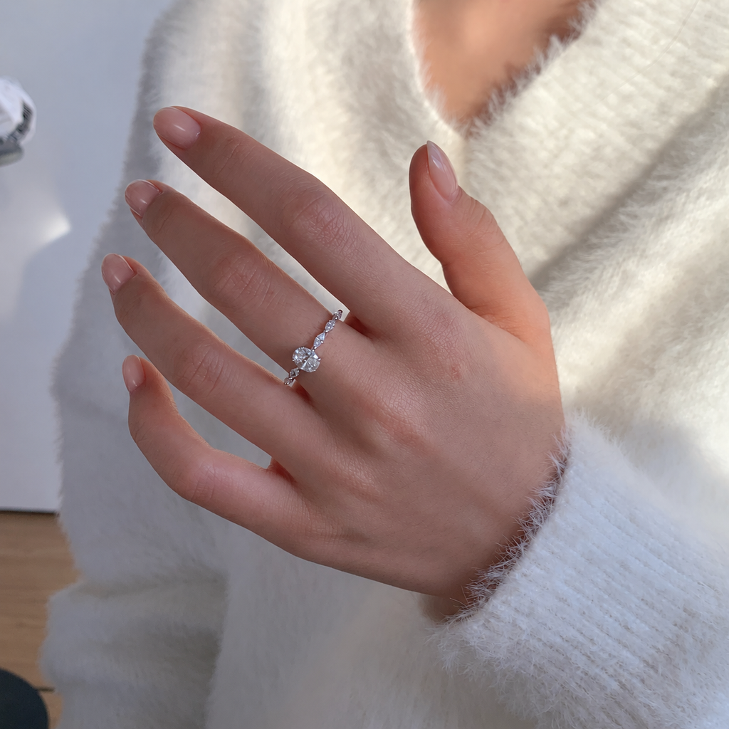 Anillo con piedra central oval de moissanita 0,8 ct en plata