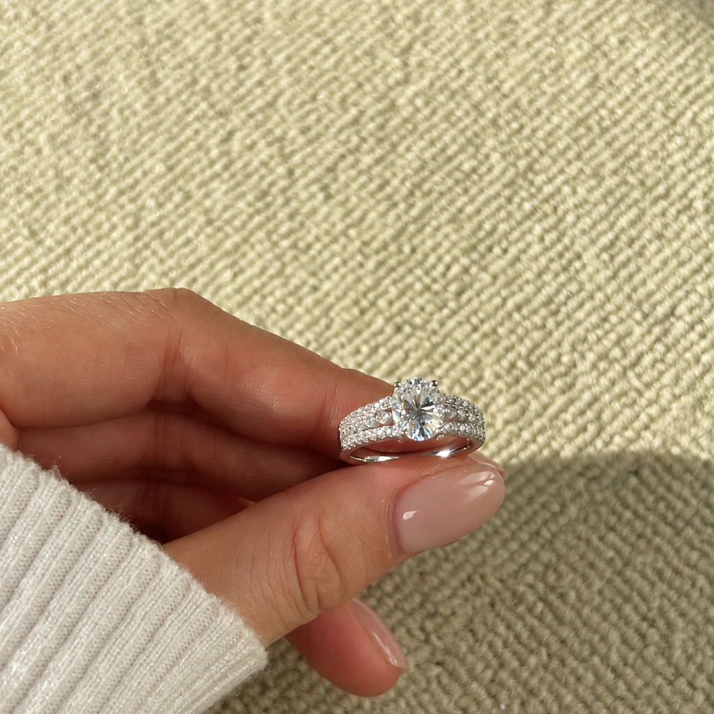 Anillo de pavé de moissanita 2 ct en plata