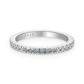 Anillo media alianza de moissanitas en plata