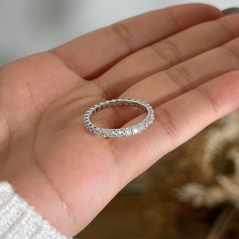 Anillo eternity de moissanitas 0,84 ct en plata