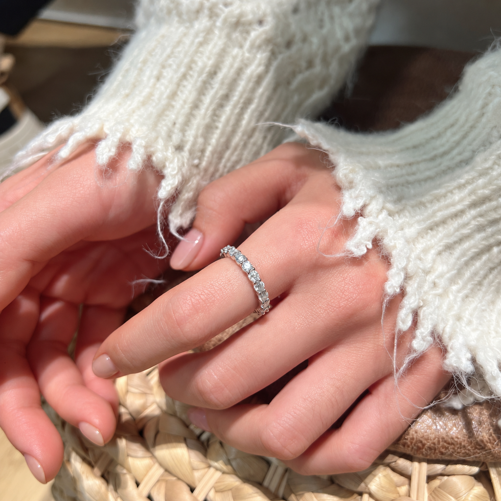 Anillo eternity de moissanitas 1,9 ct en plata