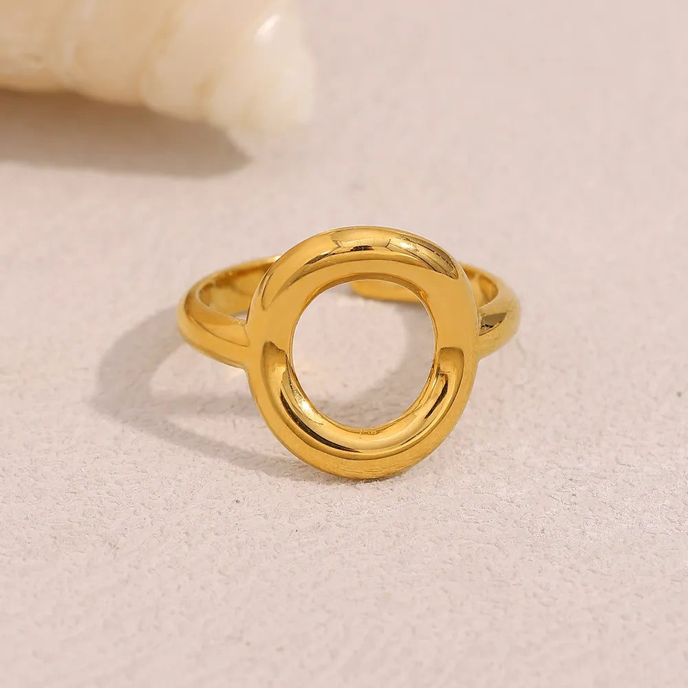 Anillo abierto de diseño circular en acero dorado
