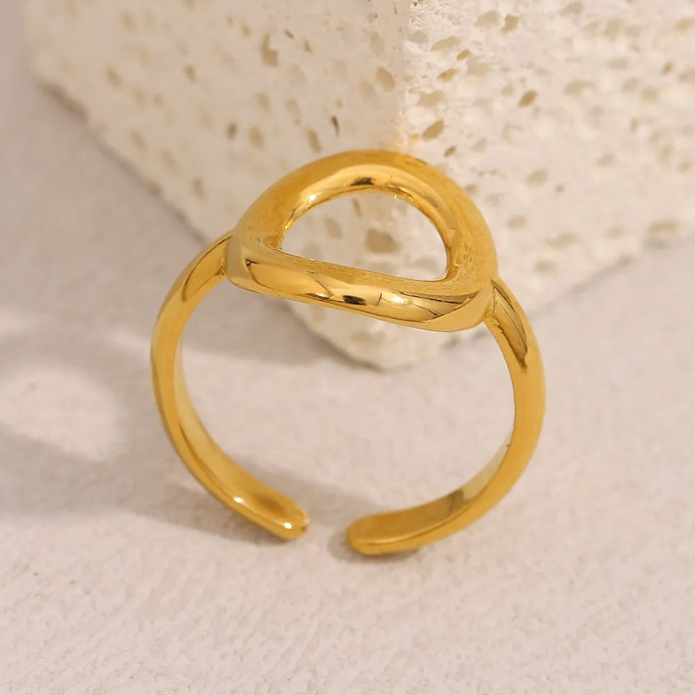 Anillo abierto de diseño circular en acero dorado