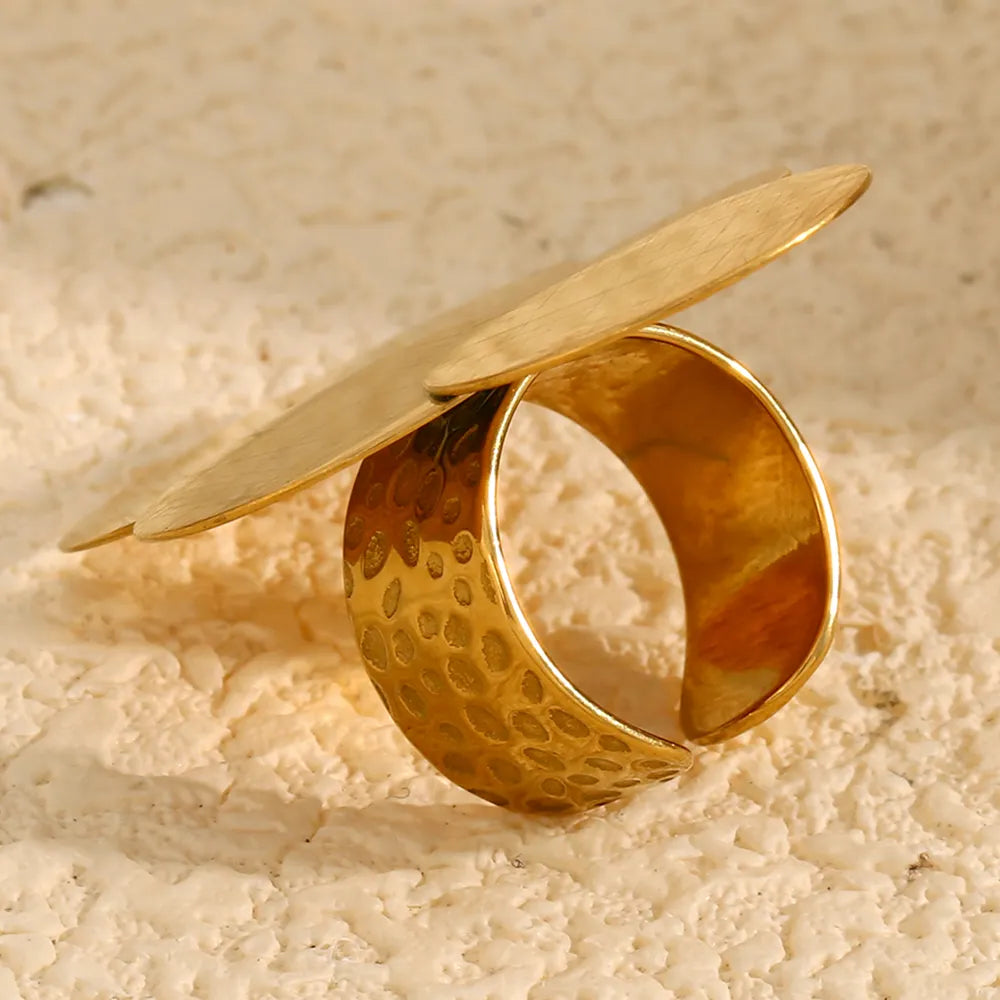 Anillo de discos superpuestos en acero dorado