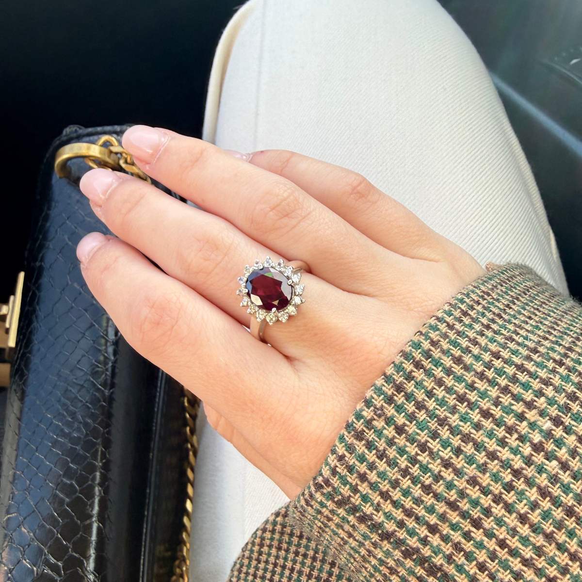 Anillo con halo de rodolita y circonitas en plata