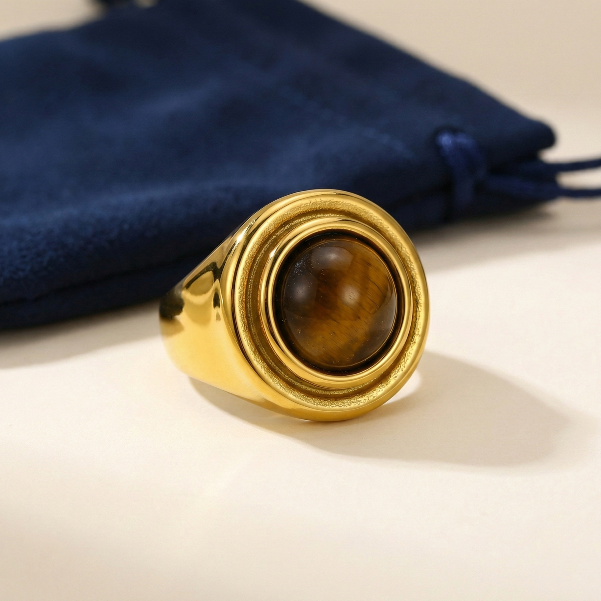 Anillo sello de ojo de tigre en acero dorado