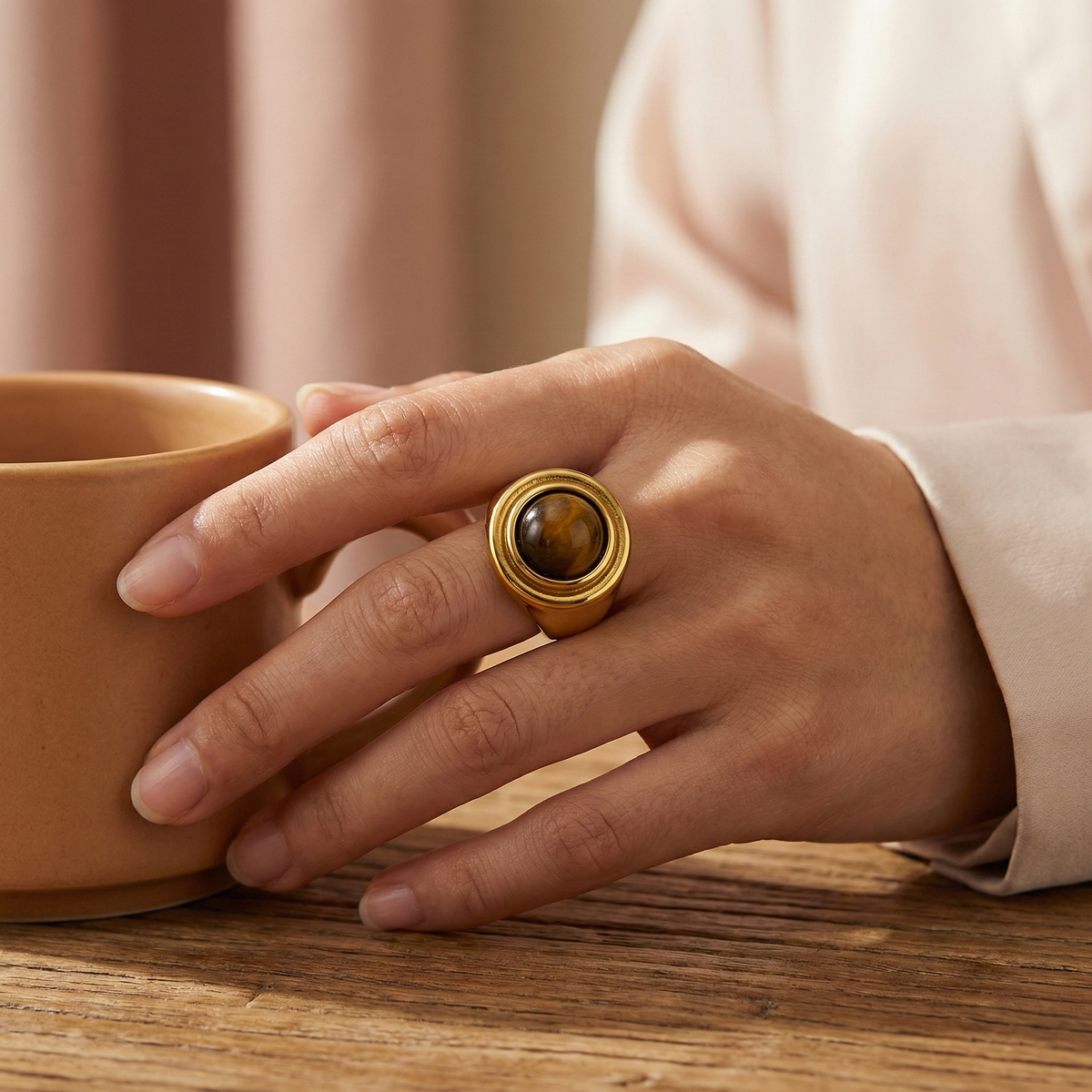 Anillo sello de ojo de tigre en acero dorado