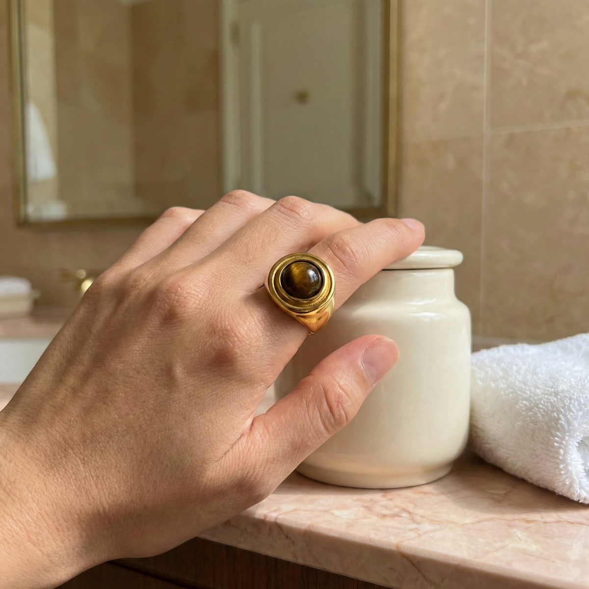 Anillo sello de ojo de tigre en acero dorado