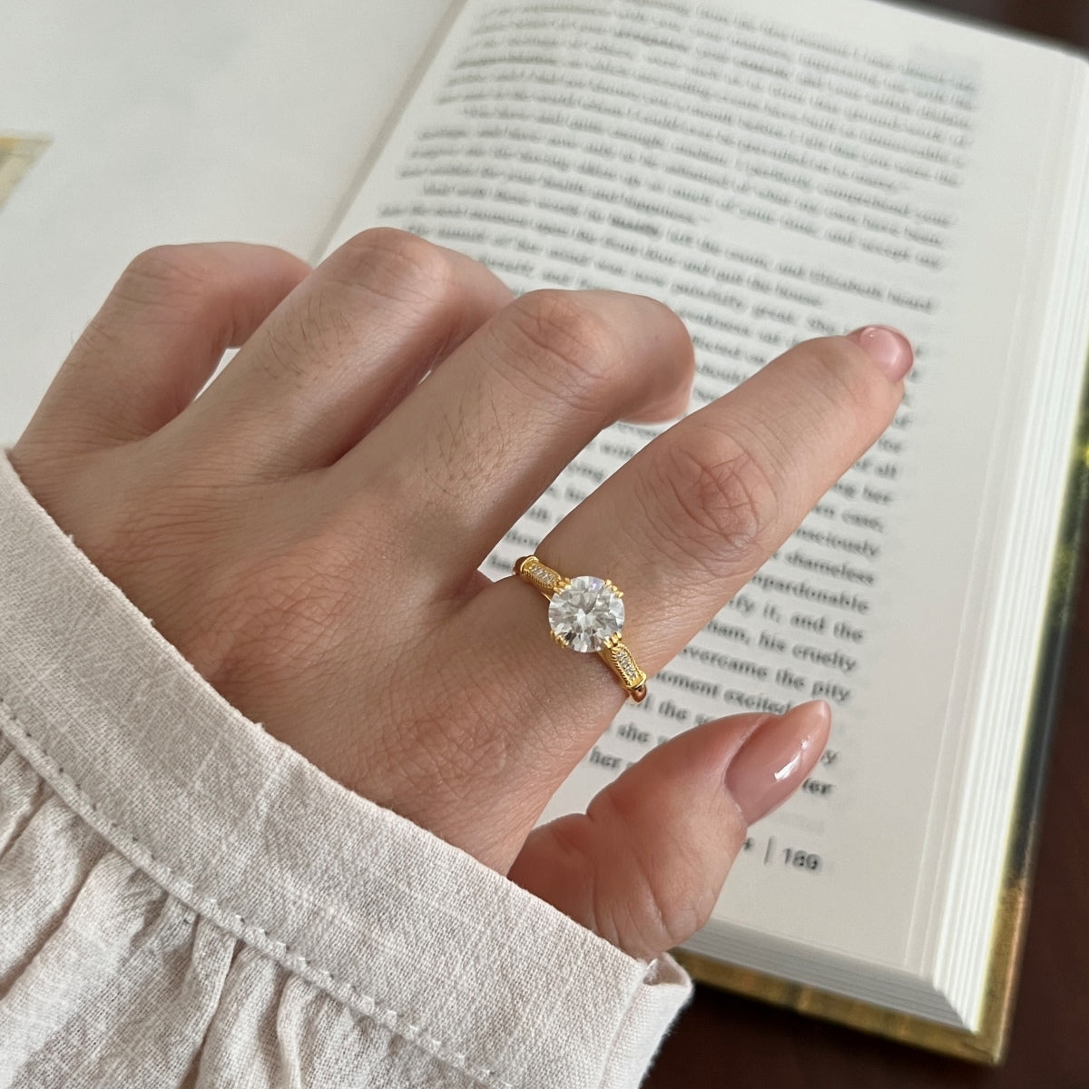 Anillo solitario de moissanitas 2,05 ct dorado