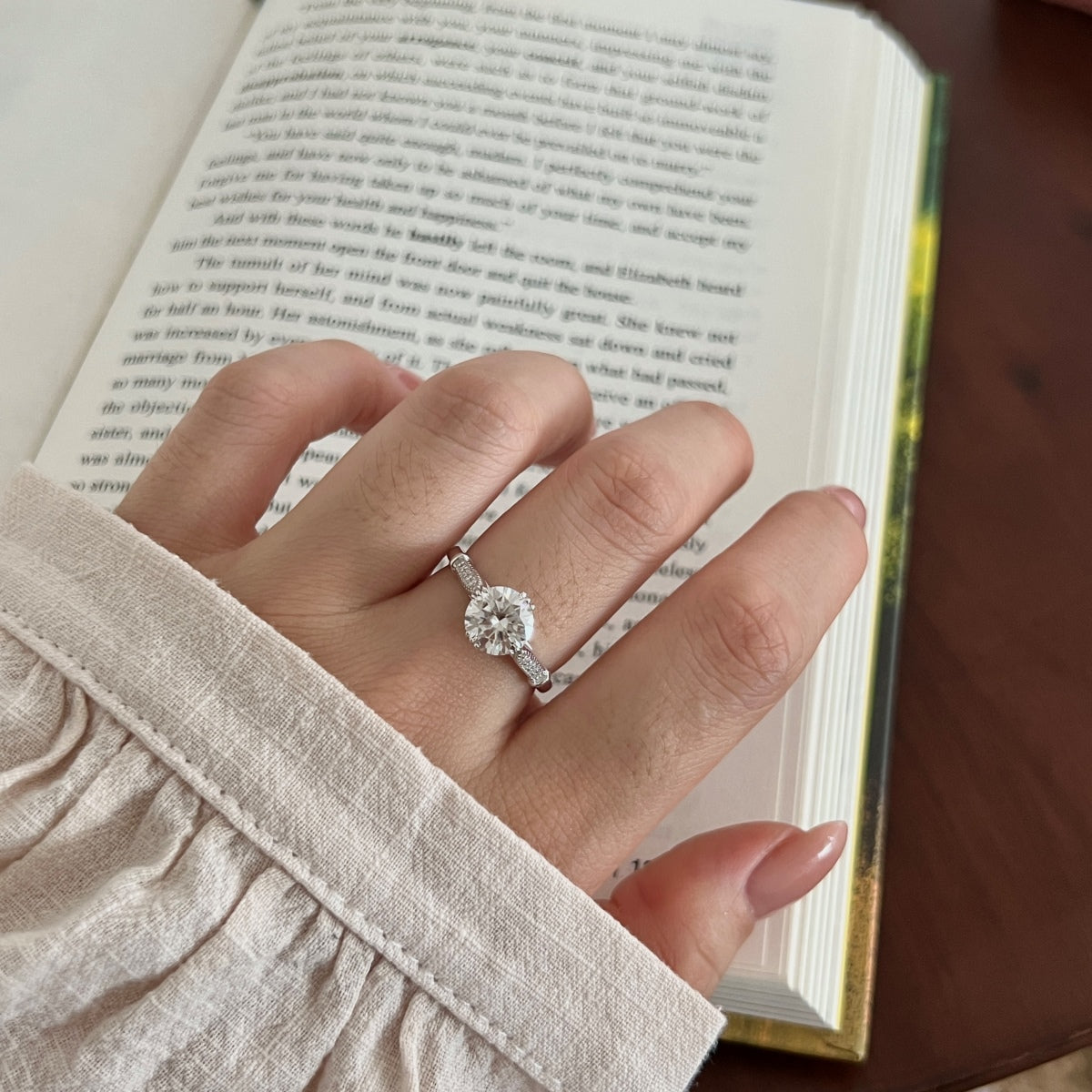 Anillo solitario de moissanitas 2,05 ct dorado