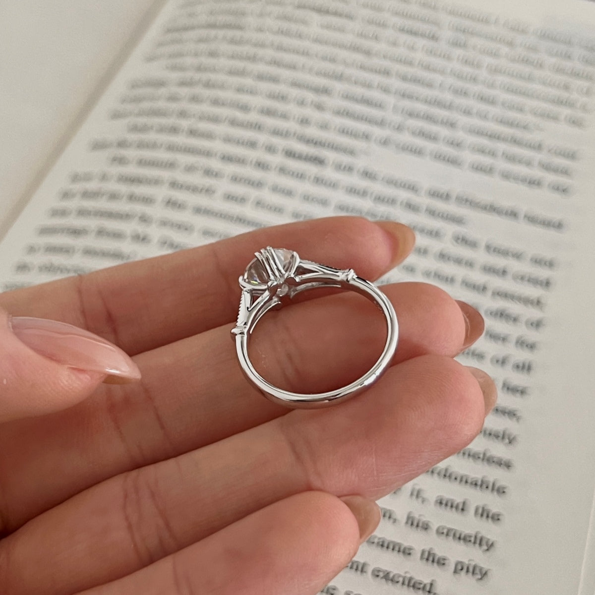 Anillo solitario de moissanitas 2,05 ct dorado