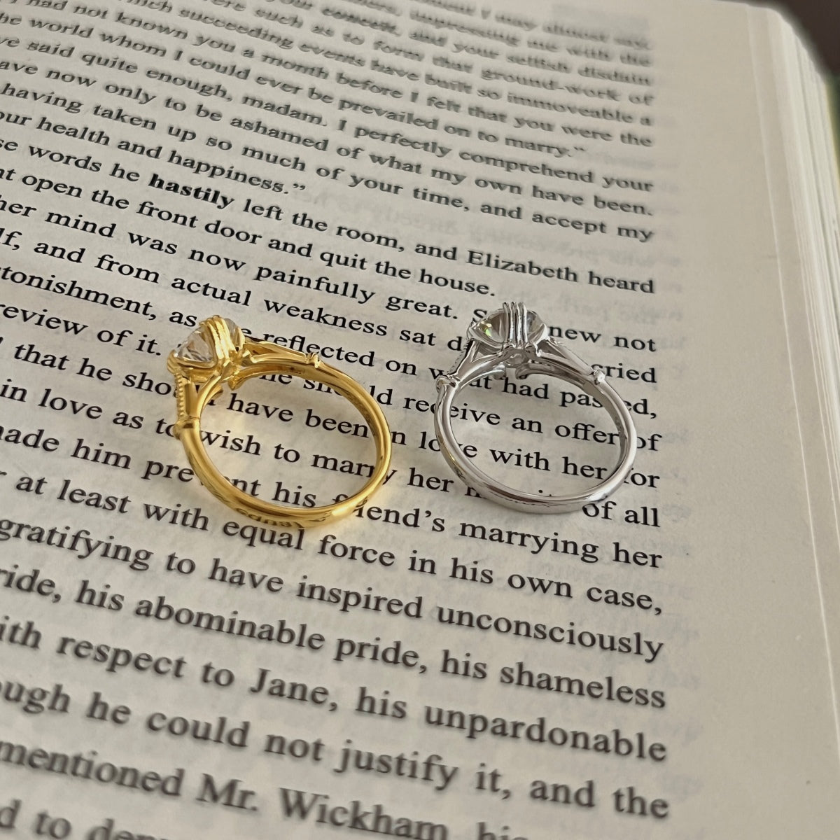 Anillo solitario de moissanitas 2,05 ct dorado
