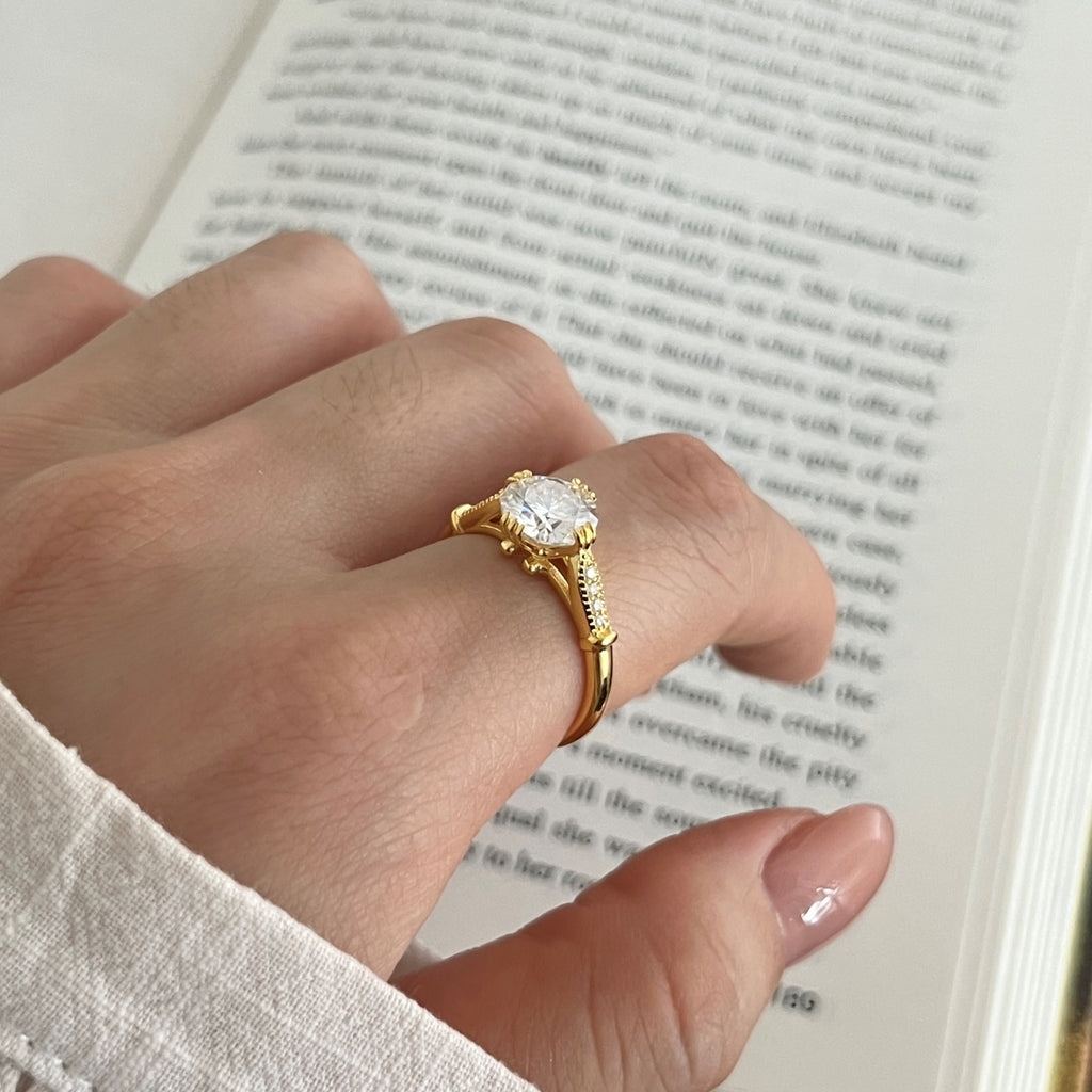 Anillo solitario de moissanitas 2,05 ct dorado