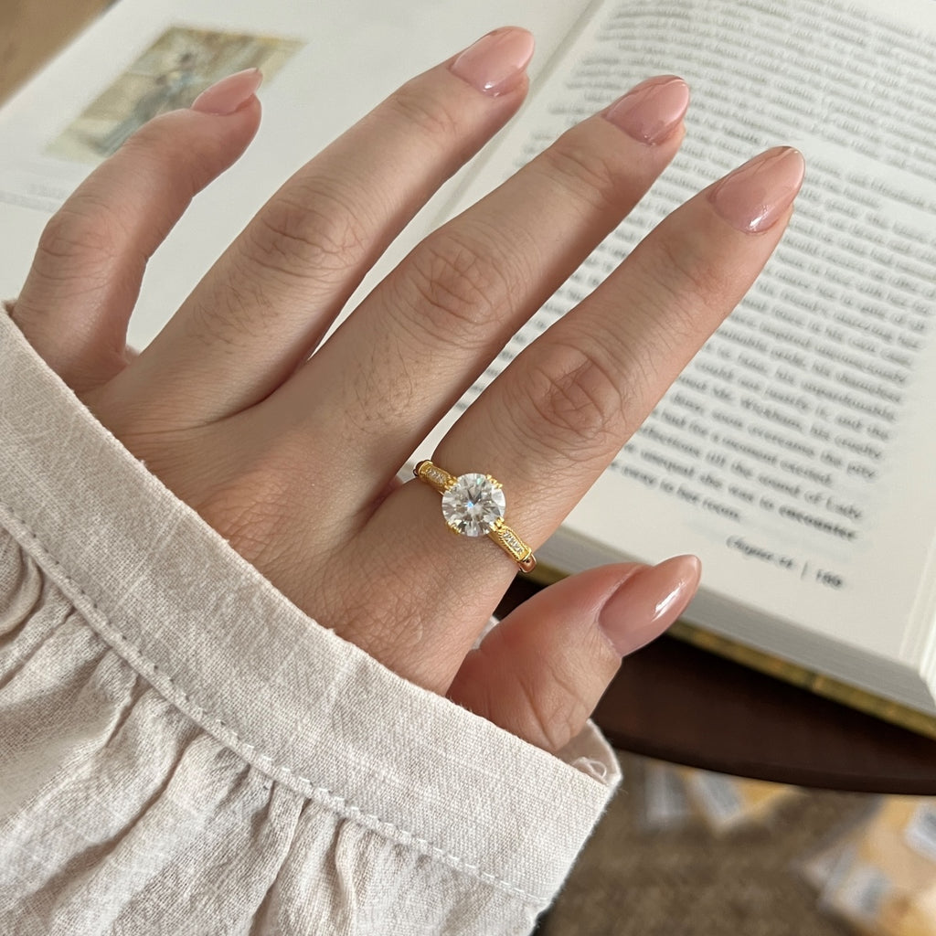 Anillo solitario de moissanitas 2,05 ct dorado