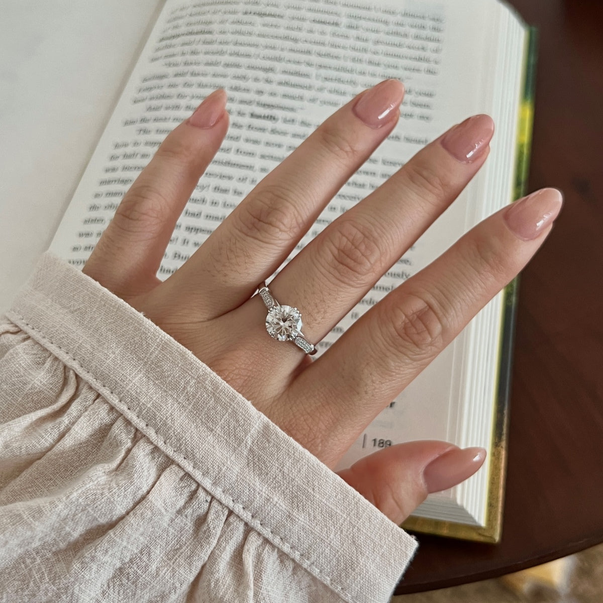 Anillo solitario de moissanitas 2,05 ct dorado