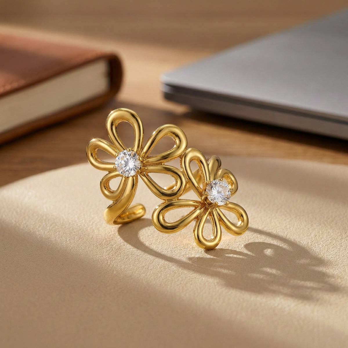 Anillo abierto de flores de circonitas en acero dorado