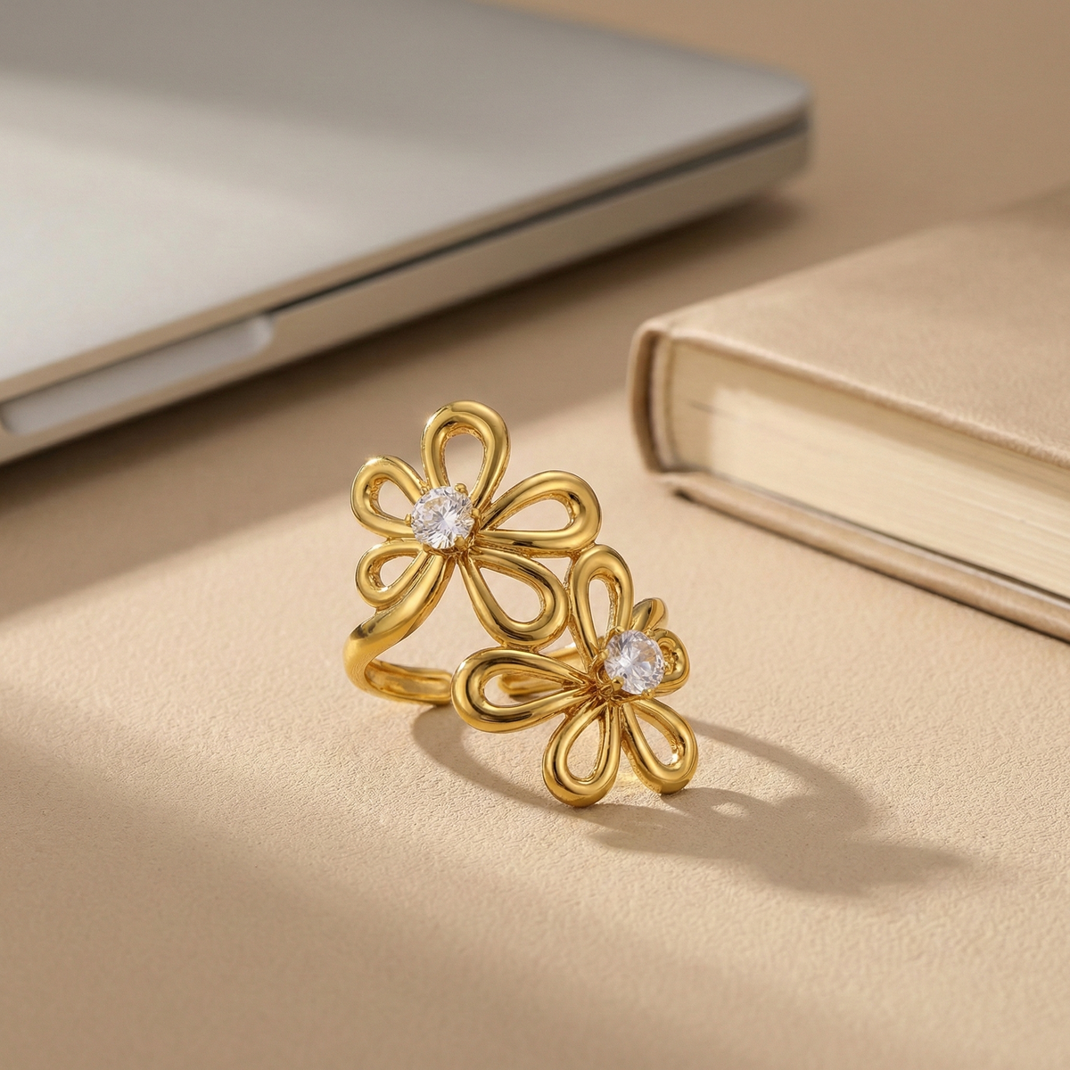 Anillo abierto de flores de circonitas en acero dorado