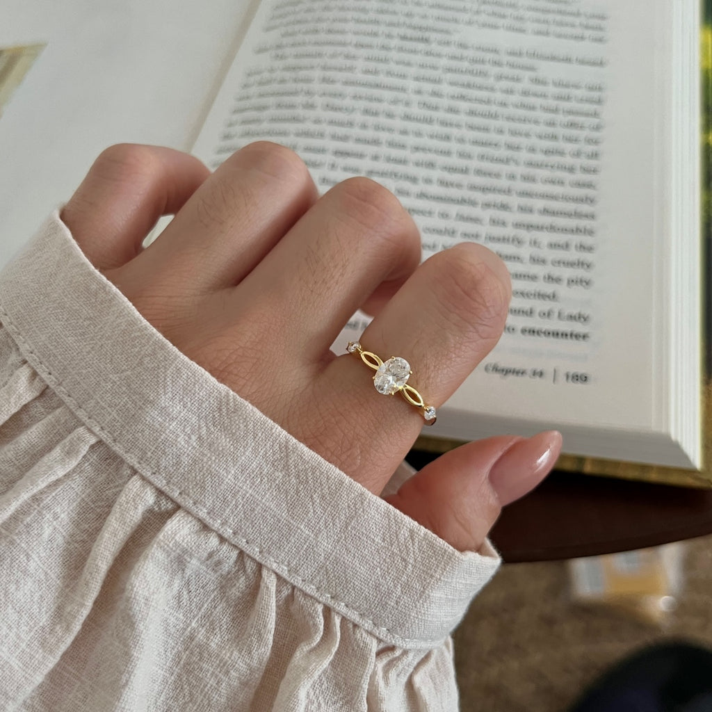 Anillo de tres piedras de moissanitas 1,12 ct dorado