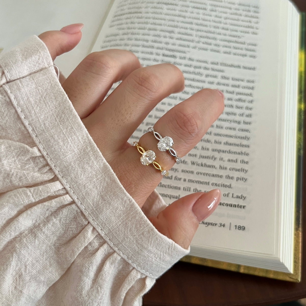 Anillo de tres piedras de moissanitas 1,12 ct dorado