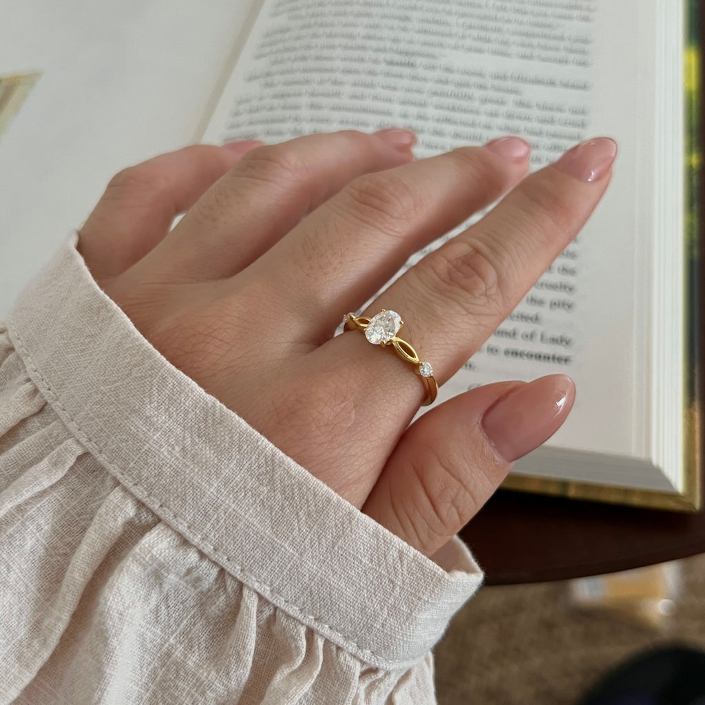 Anillo de tres piedras de moissanitas 1,12 ct dorado