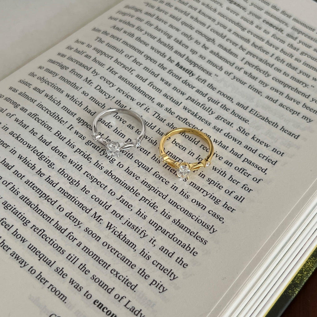 Anillo de tres piedras de moissanitas 1,12 ct dorado