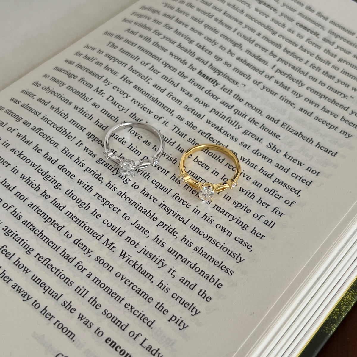 Anillo de tres piedras de moissanitas 1,12 ct dorado