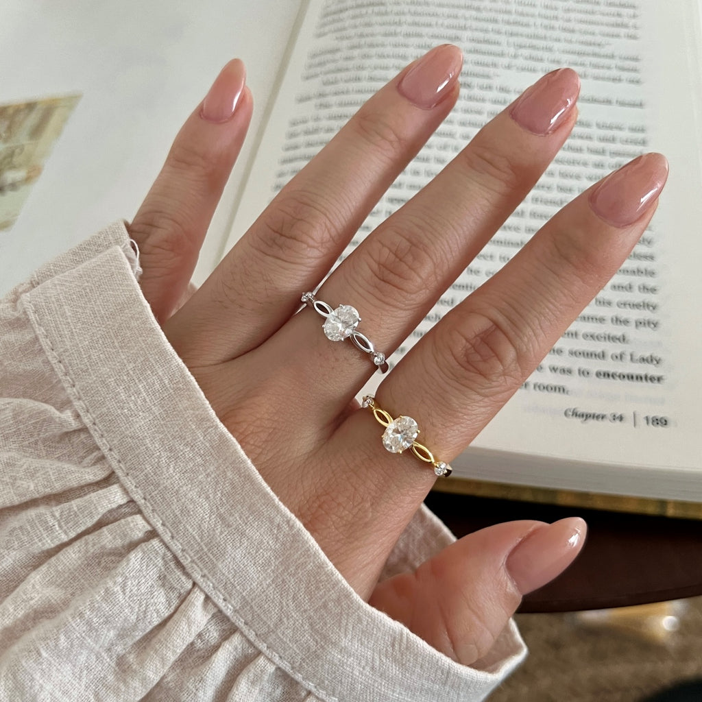 Anillo de tres piedras de moissanitas 1,12 ct dorado
