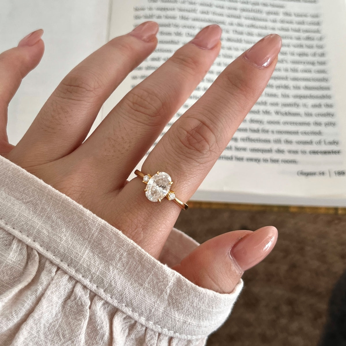 Anillo de tres piedras de moissanitas 2,58 ct dorado