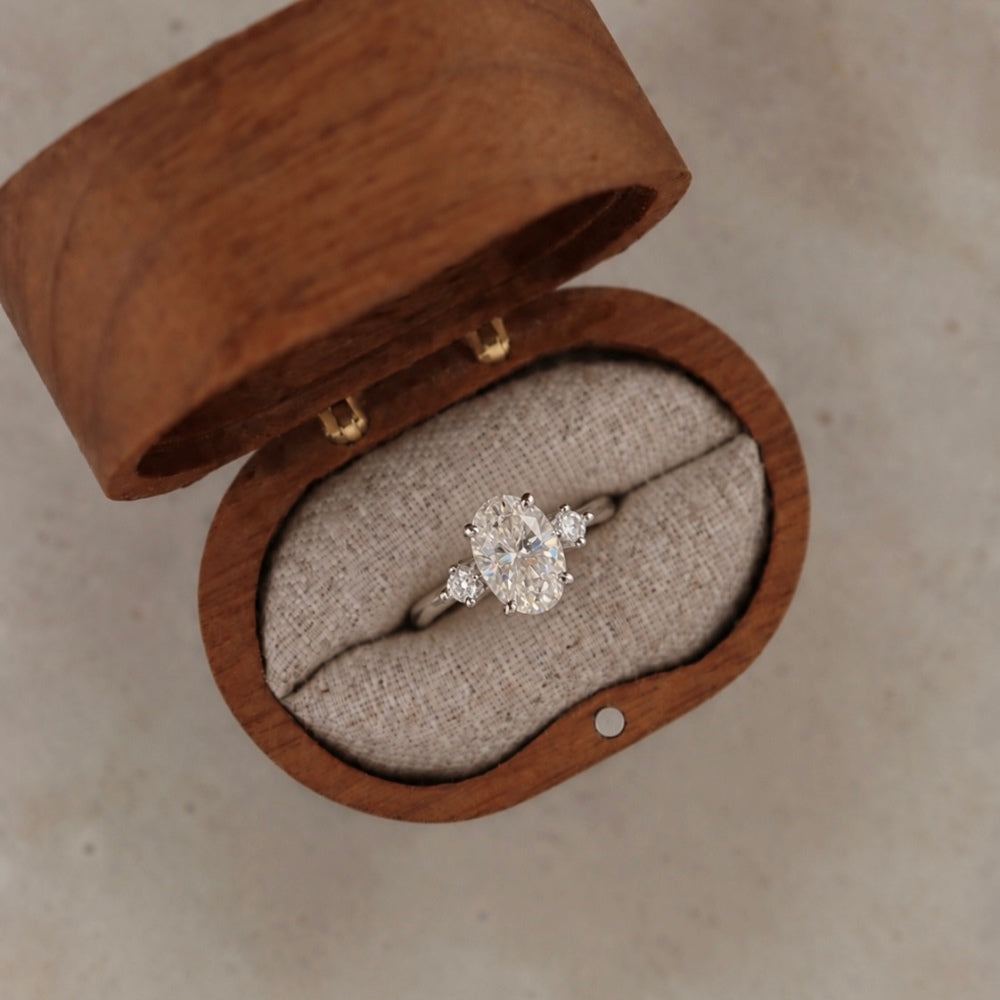 Anillo de tres piedras de moissanitas 2,58 ct dorado