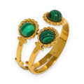 Anillo de tres cabujones verdes en acero dorado