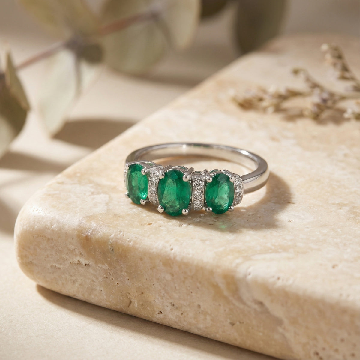 Anillo de tres piedras de esmeraldas y diamantes en plata