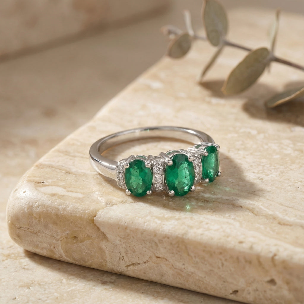 Anillo de tres piedras de esmeraldas y diamantes en plata