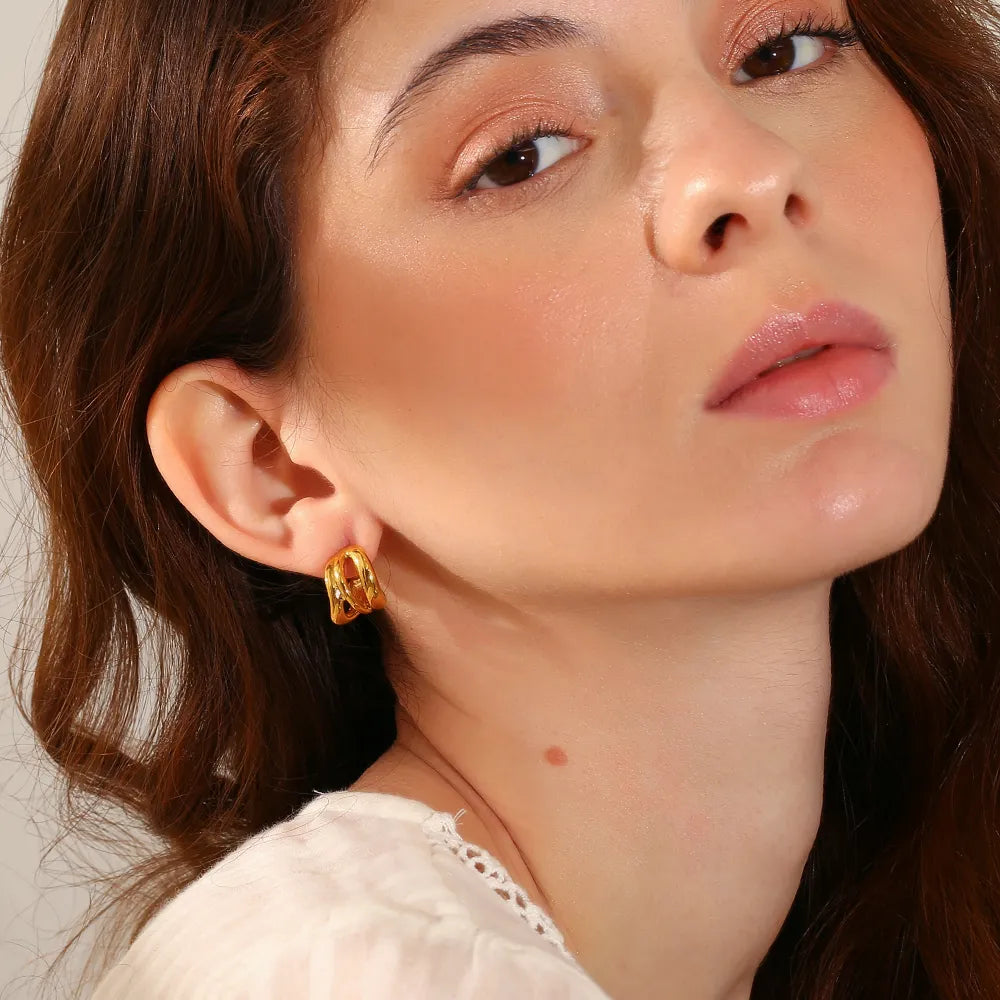Pendientes de aro triple ola en acero dorado
