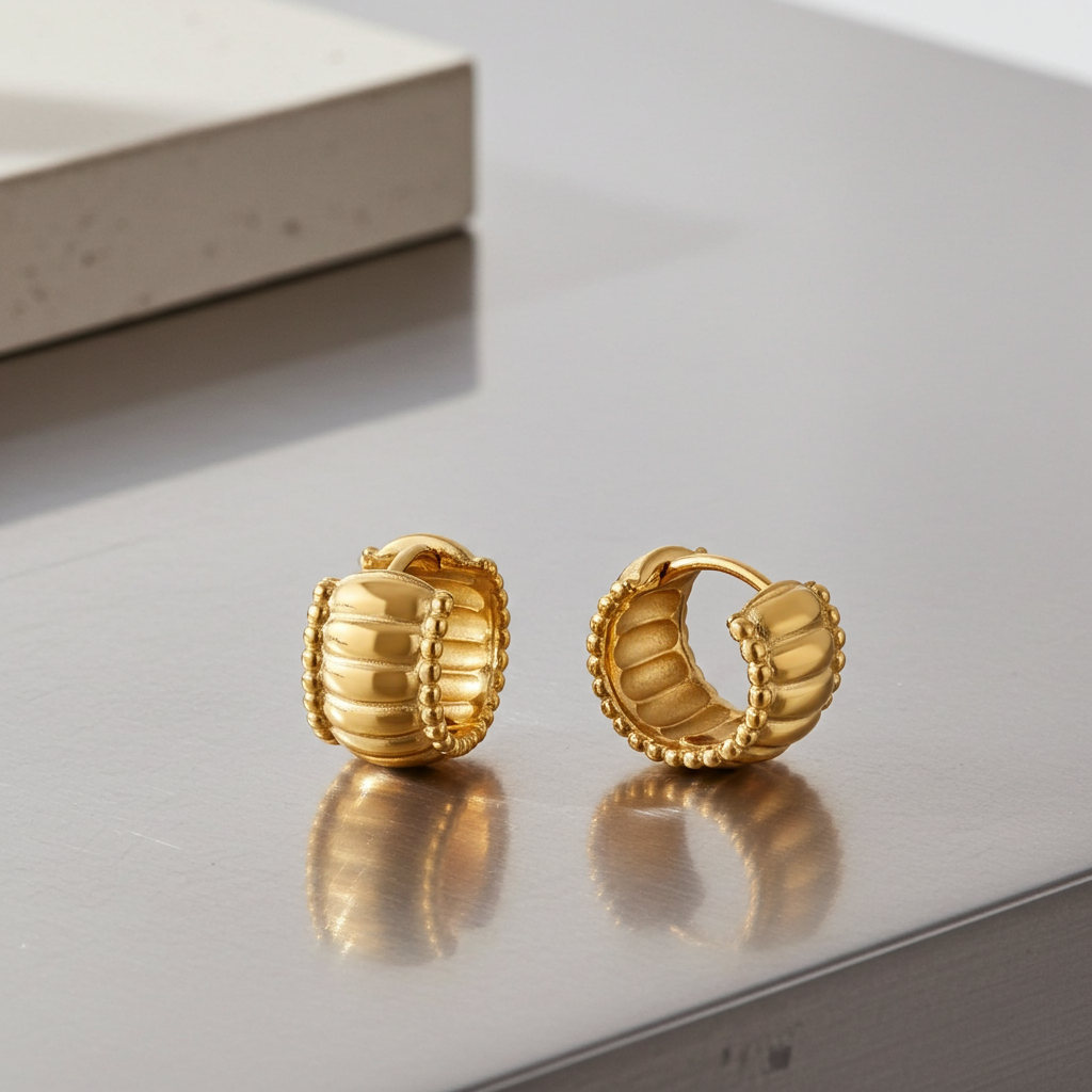 Pendientes de aro con relieve granulado en acero dorado